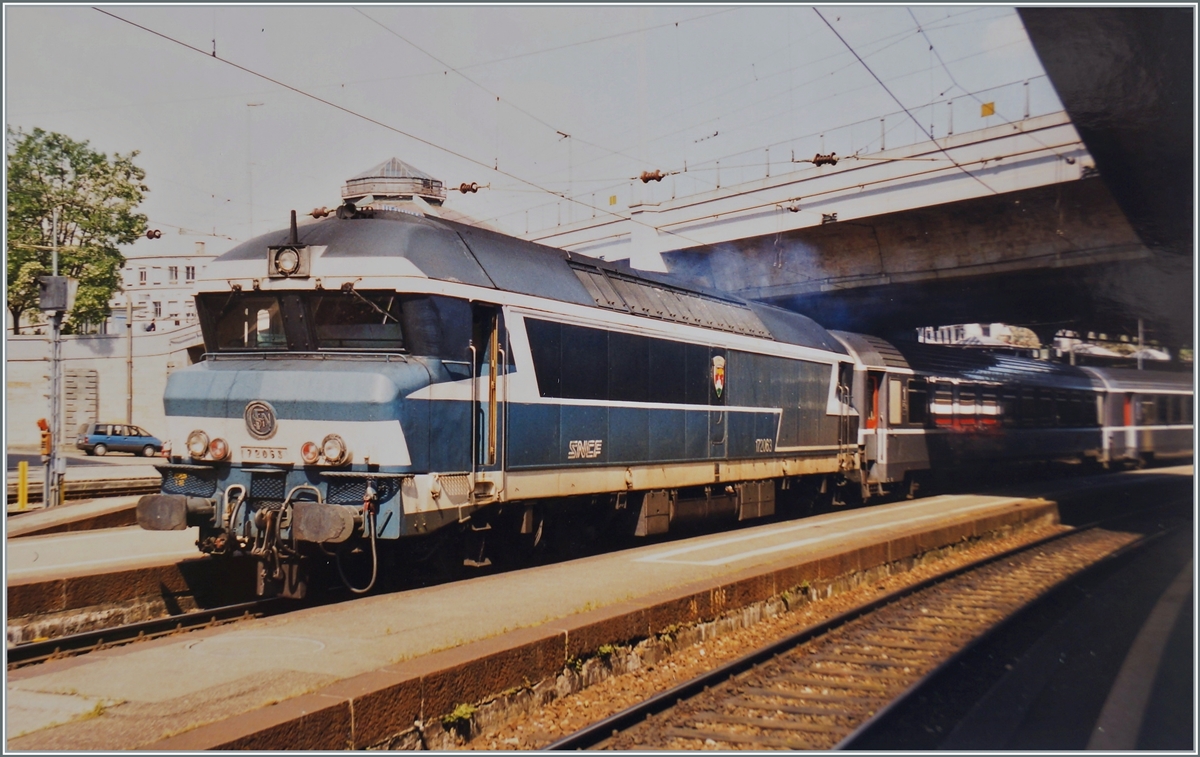 Die SNCF CC 72063 wartet mit ihrem Schnellzug nach Paris Gare de l'Est in Basel auf die Abfahrt. Nur wenige Züge der  Linie 4  kamen in den Genuss eines direkten Lokdurchlaufes, bei den meisten wurde in Mulhouse oder Belfort von umgespannt.

Analogbild vom Mai 1999