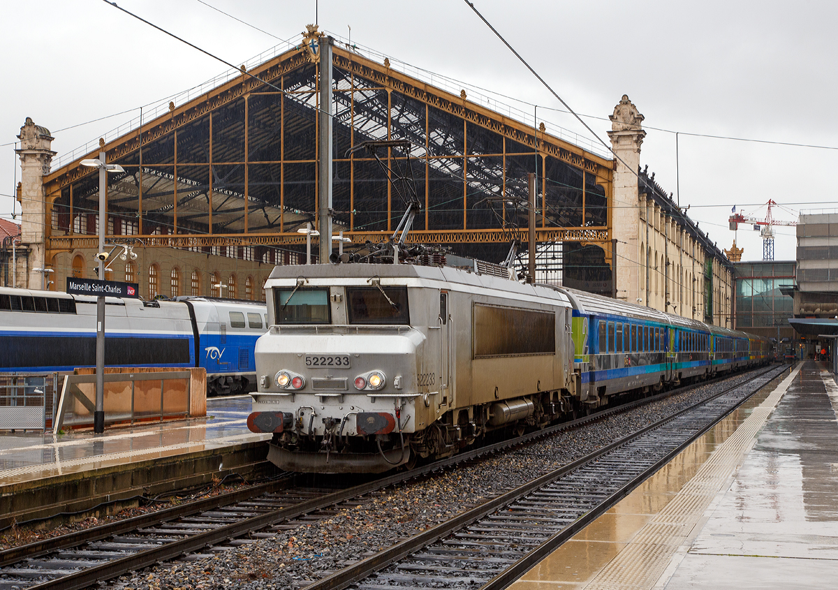 Die SNCF   nez cassé en livrée grise  (zu deutsch  gebrochene Nase in  grauer Farbgebung ) BB 22233 (91 87 0022 233- 7 F-SNCF) steht am 25.03.2015 mit einem Corail Téoz (Intercity) im Bahnhof Marseille St-Charles zur abfahrt bereit. An Hand der ersten Ziffer vor der Loknummer (5), kann man die die Zugehörigkeit zum Geschäftsbereich der SNCF erkennen, die  5  steht für TER (Regionalverkehr).

Die BB 22200 ist eine Zweissystemlokomotive für den Einsatz sowohl auf dem mit 1,5 kV elektrifizierten Gleichstromnetz der SNCF als auch auf dem mit 25 kV 50 Hz elektrifizierten Wechselstromnetz. In den Jahren 1976 bis 1986 wurden von Alsthom in sechs Bauserien insgesamt 205 Lokomotiven gebaut.

In den 1970er-Jahren benötigte die SNCF neue Mehrsystemlokomotiven, um unter beiden Stromsystemen ohne Lokwechsel fahren zu können. Aus der ab 1971 gelieferten Baureihe BB 15000 und der ab 1976 gebauten Gleichstrombaureihe BB 7200 wurde die BB 22200 als Mehrsystemvariante entwickelt. Die Baureihenbezeichnung bildet die Summe aus denen der beiden Schwesterbauarten.

Technische Daten:
Gebaute Stückzahl: 205
Hersteller: Alstom
Baujahre: 1976–1986
Achsformel: B'B'
Länge über Puffer: 17.480 mm
Achsabstand im Drehgestell: 2.800 mm
Drehzapfenabstand: 9.694 mm
Dienstmasse: 90 t
Triebraddurchmesser (neu): 1.250 mm
Höchstgeschwindigkeit: 160 km/h (wenige umgebaute 200 km/h)
Dauerleistung: 4.360 kW
Stromsystem: 25 kV/50 Hz AC, 1,5 kV DC
Anzahl der Fahrmotoren: 2 (TAB 674)