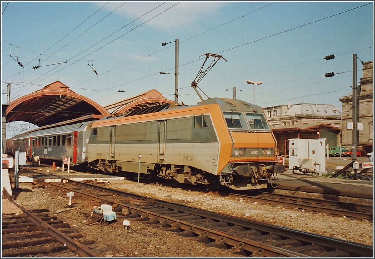 Die SNCF SIBIC BB 26061 wartet mit ihrem TER200 in Strasbourg auf die Abfahrt nach Basel./Bâle. 

Analogbild vom September 1992