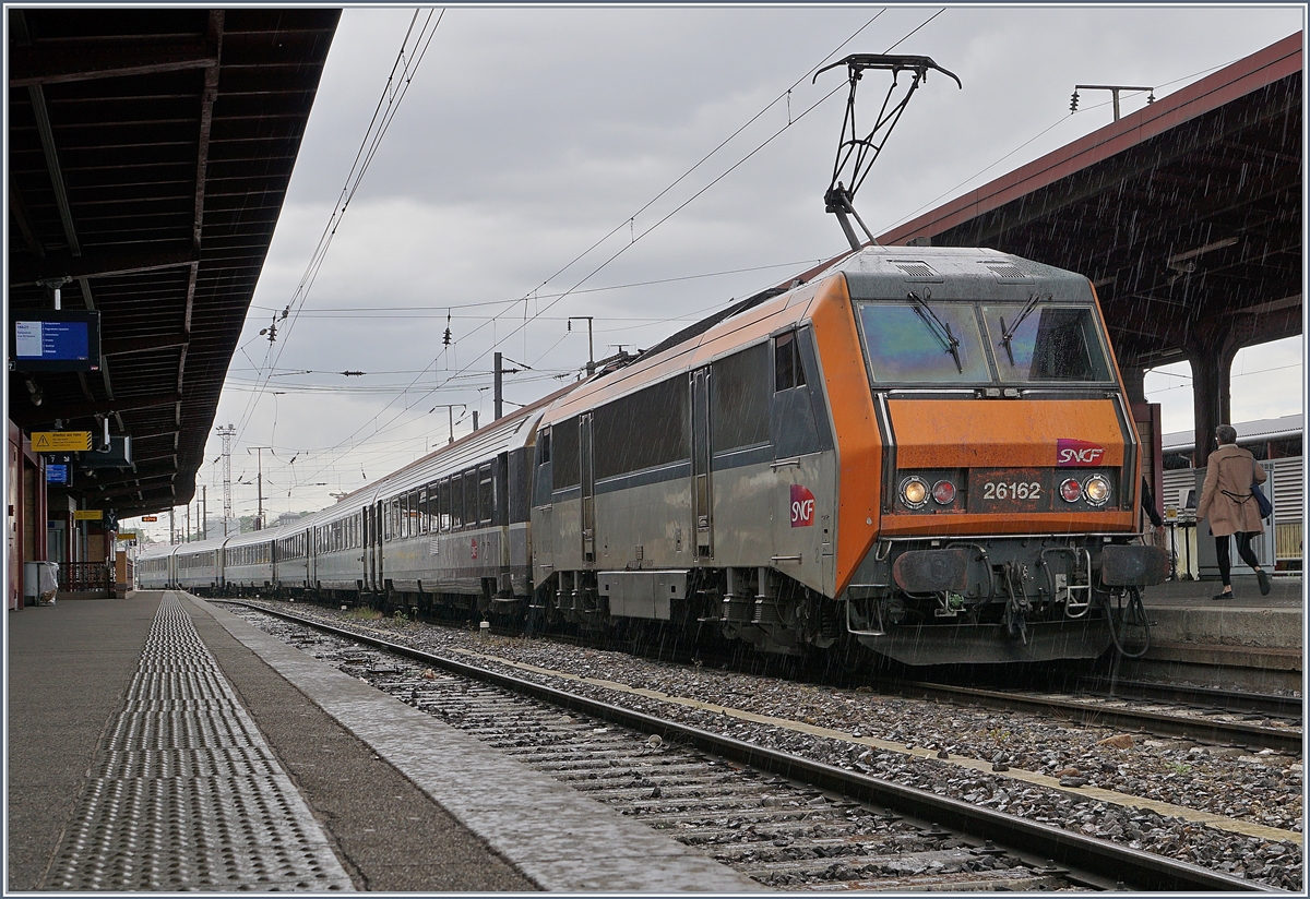 Die SNCF  Sybic  BB 26162 (91 87 0026 162-4 F-SNCF) wartet mit ihrem TER nach Paris in Strasbourg auf die Abfahrt.

28. Mai 2019