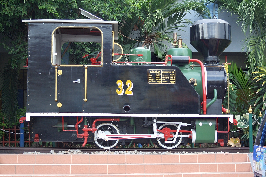 Die SNL 32(600mm, Bt-n2, Kyosan Kogyo-Fukushima, Bauj. 1949, Fab.Nr.6071) wurde äußerlich aufgearbeitet und nun vor dem Aufnahmsgebäude des Bf. Hat Yai aufgestellt. Bild vom 23.Mai 2016.