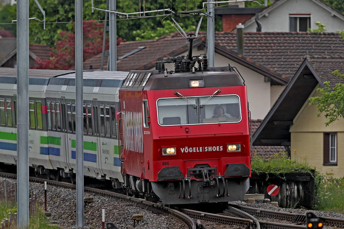 Die SOB Lok 094 Werbung  Charles Vögele Shoes  nähert sich dem Bf Kaltbrunn am
11.5.2014