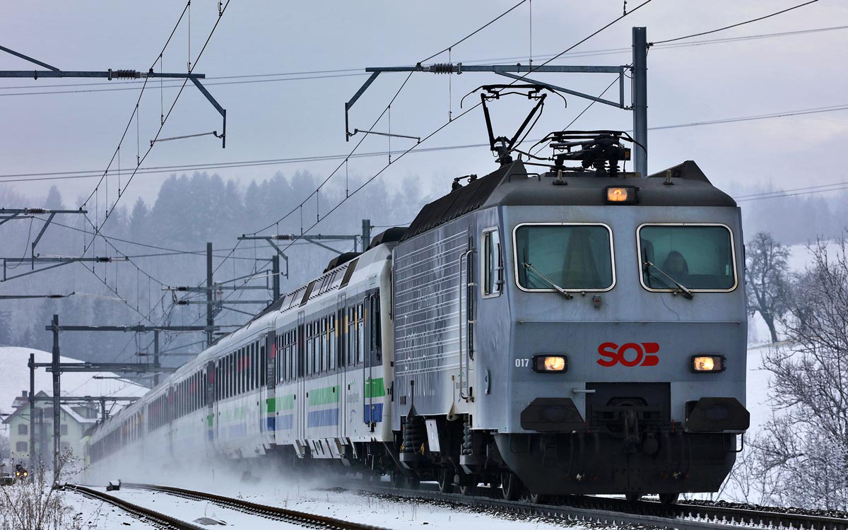 Die SOB Re 446 017 braust in Kaltbrunn mit dem Voralpenexpress vorüber.Bild vom 4.1.2017