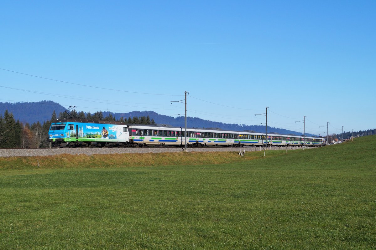 Die SOB Re 456 091 führt an einem sonnigen Dezembertag den Voralpenexpress von St.Gallen nach Luzern, am Zugschluss schiebt Re 456 093 mit.
Hier zwischen Altmatt und Rothenthurm.
04.12.2019.