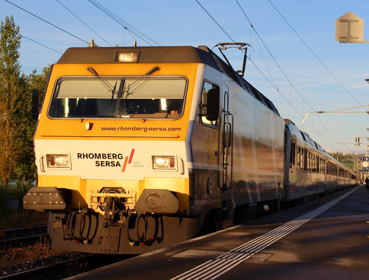 Die SOB Werbelok Re 456 093  Rhomberg Sersa  fuhr am Morgen des 7. Oktober 2017 unter blauem Himmel mit dem VAE von St. Gallen nach Luzern auf Gleis 1 im Bahnhof Schmerikon ab. 
