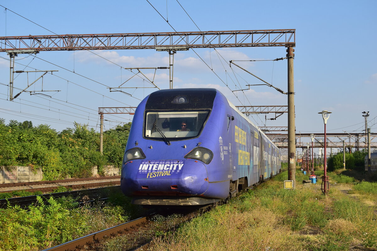 Die Softronic Hyperion von Softrans verkehren teilweise mit Vollwerbung. Hier fährt 141 010 mit Werbung für das Intercity Festival durch Bucuresti Basarab in Richtung Chitila.

Bukarest 03.09.2025