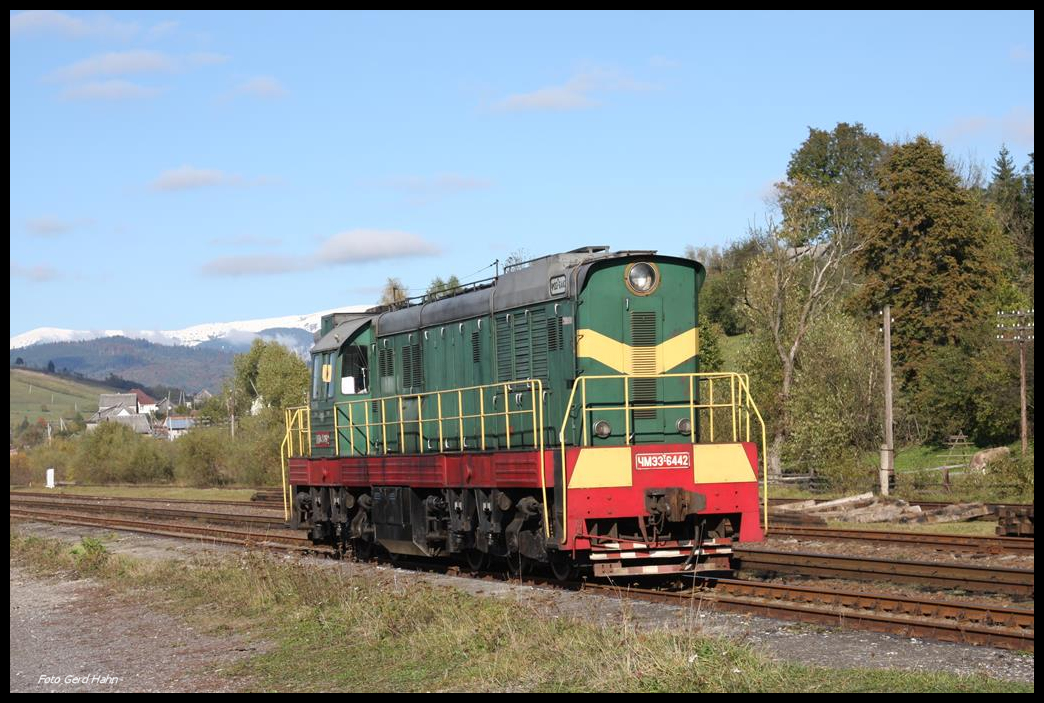 Die sogen. Angstlok CME e-6442 für unseren Sonderzug wartete in Yassinja mittags in der Bahnhofseinfahrt und bot somit ein separates Fotomotiv vor den bereits mit Schnee bedeckten Bergen in den Karpaten.