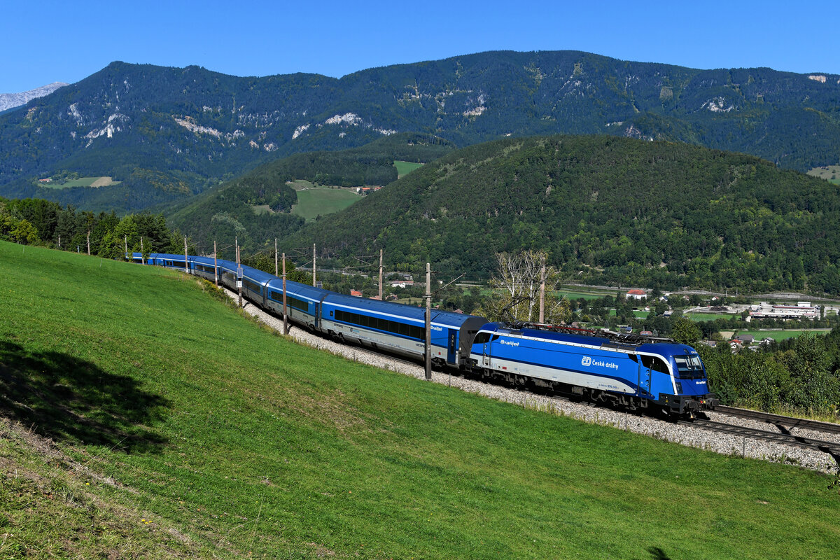 Die sogenannte Apfelwiese bei Eichberg ist eines der beliebtesten Fotomotive an der Semmeringbahn. Am herrlich klaren 25. September 2021 konnte ich dort die 1216.249 vor den RJ 71 nach Graz HBF aufnehmen. 