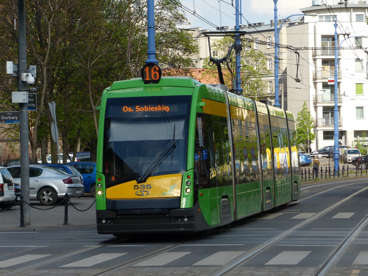 Die Solaris-Straßenbahnen  Tramino  fahren bisher in wenigen Städten, Poznan ist eine davon. Hier ist Wagen 535 auf der Linie 16 zur Siedlung Jana III Sobieskiego zu sehen. 1.5.2015