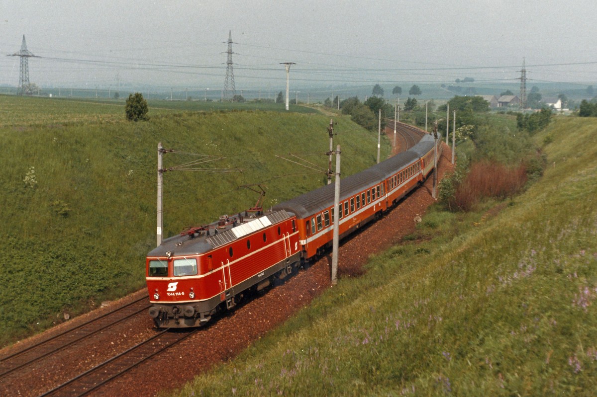 Die im Sommer 1986 neue 1044.114 erreicht mit Ex-145 in Kürze St.Pölten.