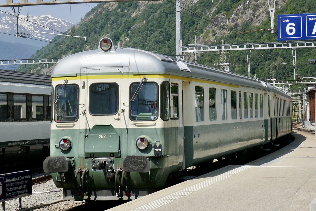 Die Sommerfahrt des Verein Pendelzug Mirage führt nach Domodossola., am 17.6.23 fährt der führende ABt 202 in den Bahnhof Brig ein.