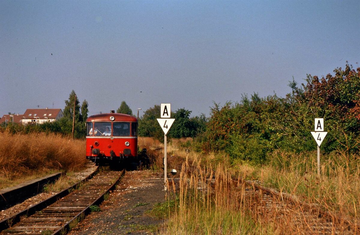 Die Sonderfahrt am 29.09.1985 lässt die Vergangenheit auf den Fildern wiederaufleben: Ein Uerdinger Schienenbuszug erreicht soeben den früheren Bahnhof Leinfelden der stillgelegten  DB-Strecke von Stuttgart-Rohr nach Leinfelden und Echterdingen. Diese Strecke wurde z.T. durch eine S-Bahn ersetzt und zweigleisig ausgebaut.