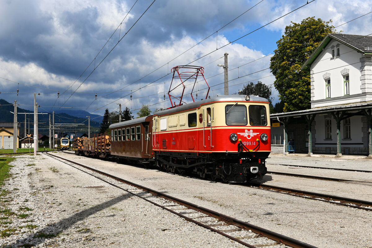 Die Sonderfahrt hat ihr Ziel erreicht. Die 1099.14 steht mit ihrem Güterzug mit Personenbeförderung im Bahnhof Mariazell. Leider hat sich eine  Himmelstreppe  mit ins Bild geschmuggelt, als die Sonne die Szenerie kurzfristig ausleuchtete. Sonst hätte man sich der Illussion hingeben können, daß das Bild aus den 1970-er Jahren stammt, statt vom 28. September 2021. 