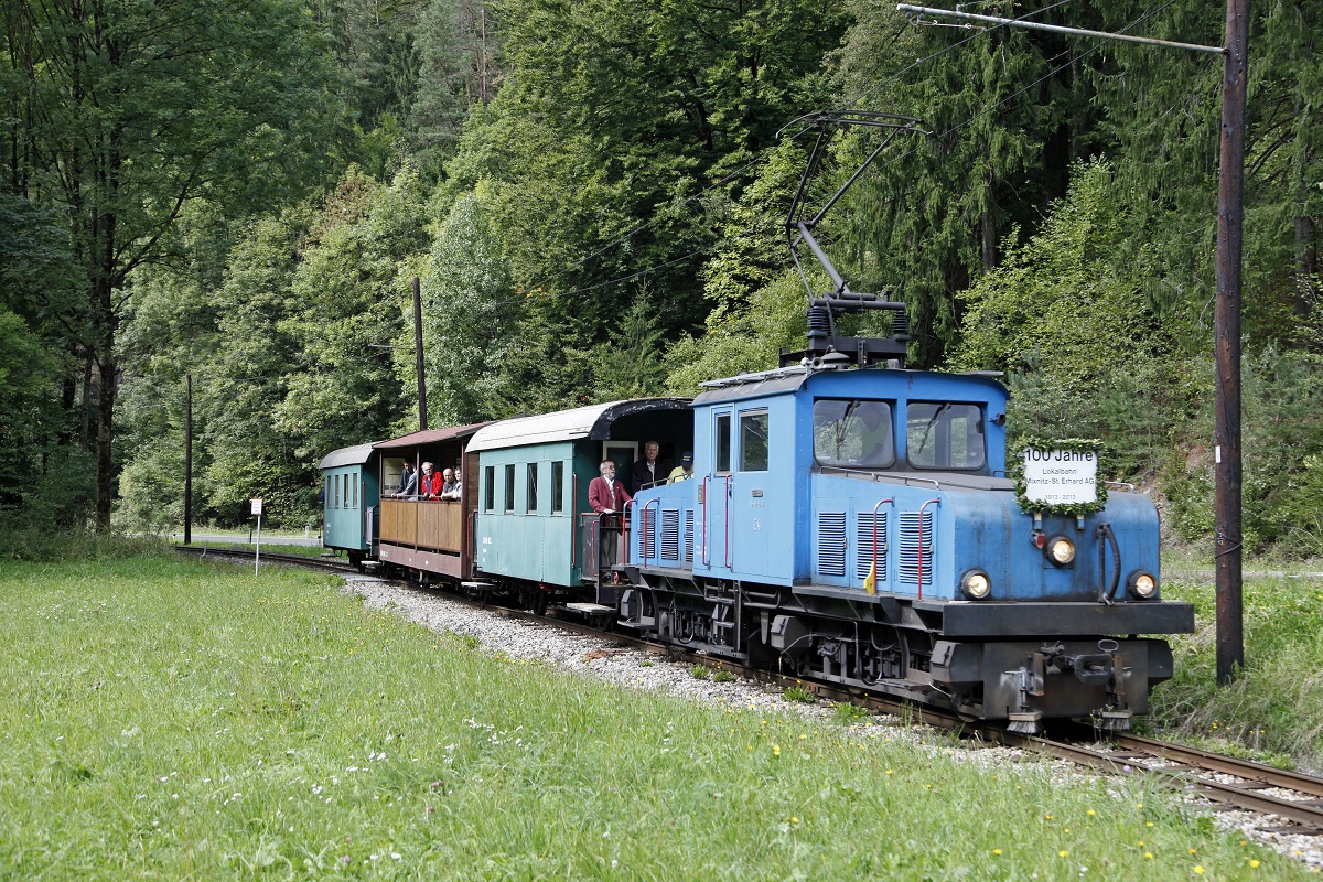 Die Sonderfahrten anllich des Hundertjahrjubilum der Breitenauerbahn fanden am 14.09.2013 statt. Die mit einer Tafel versehene E4 pendelte an diesem Tag sechsmal durchs Breitenauertal. Hier zu sehen in der Nhe vom Baumgartenwiesen.