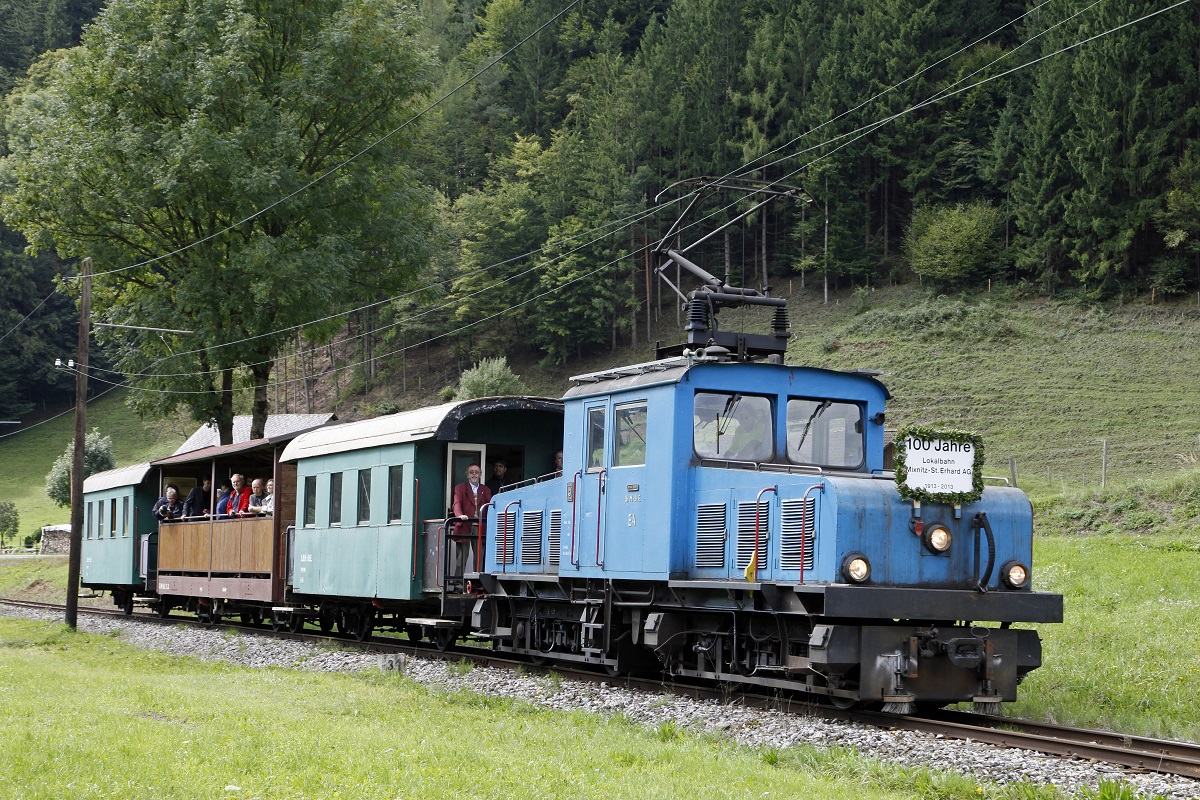Die Sonderfahrten anllich des Hundertjahrjubilums der Breitenauerbahn fanden am 14.09.2013 statt. Die mit einer Tafel versehene E4 pendelte an diesem Tag sechsmal durchs Breitenauertal. Hier zu sehen im Rograben.