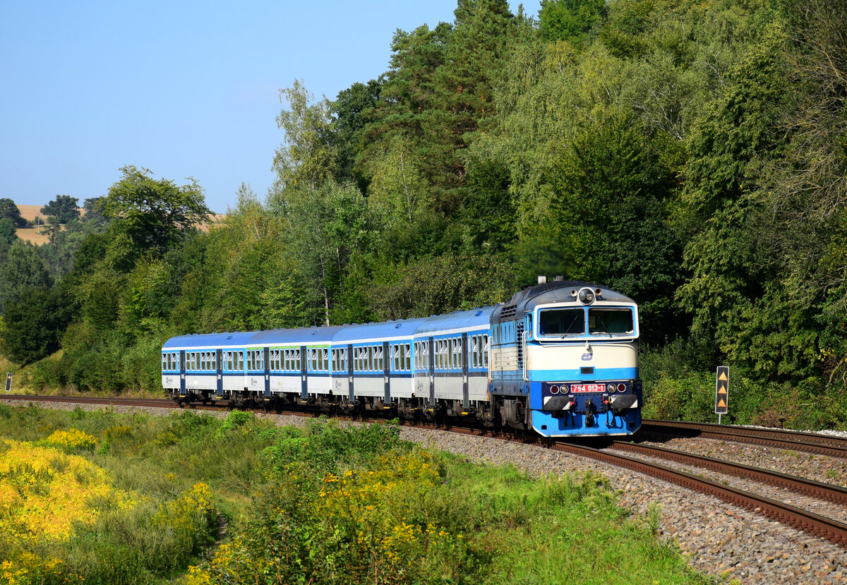 Die Sonderlackierte Taucherbrille 754 013 mit dem Zug Sp 1771 kurz nach Nemotice in Richtung Veselí nad Moravou.
25.08.2022.