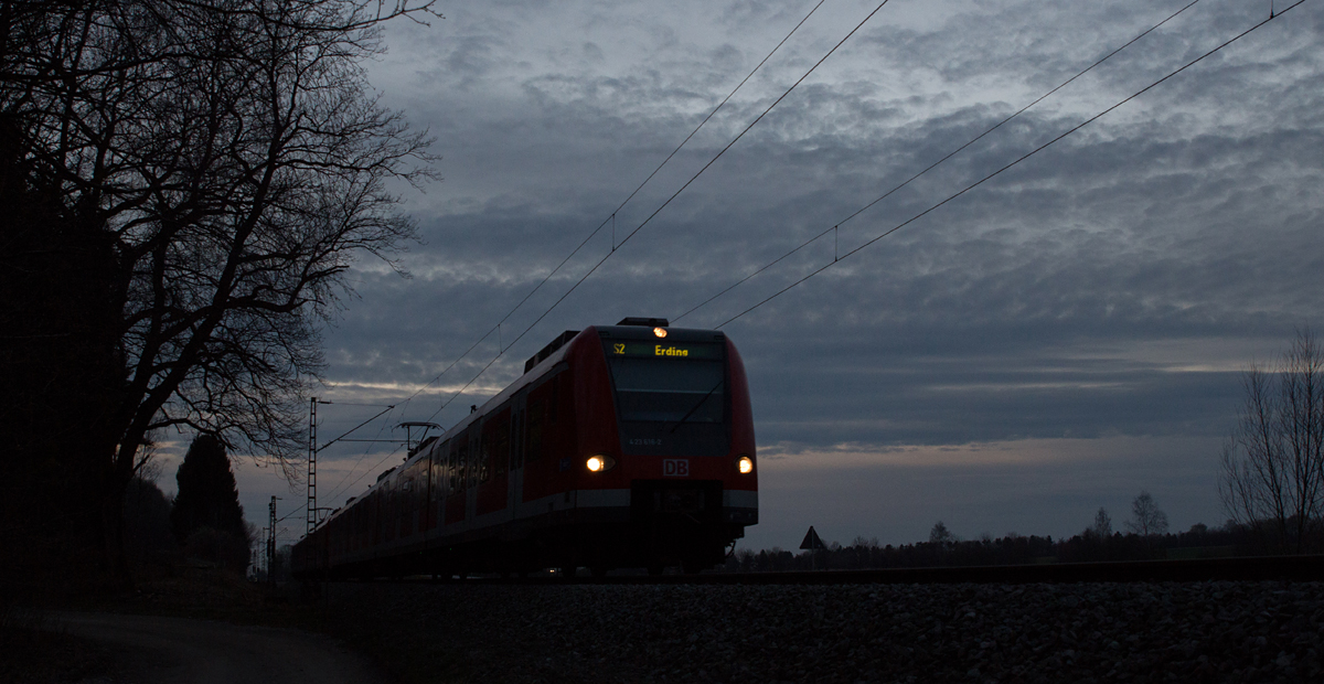 Die Sonne ging bereits unter, als am 28.03.15 der 423 616-2 als S2 nach Erding bei Poing des Weges kam.