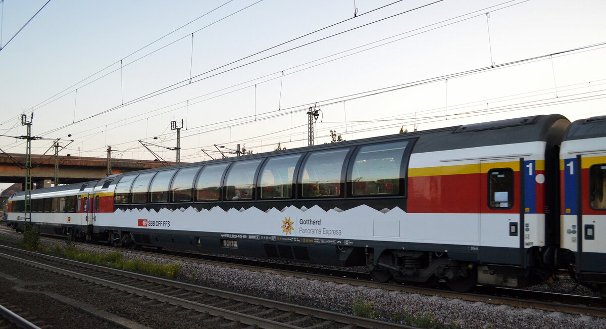 Die Sonne ging gerade im Bf. Hamburg-Harburg auf als der EC 9 nach Zürich HB den Bahnhof verließ, im Zug befand sich dieser schöne Panorama-Wagen der SBB CFF FFS mit der Nr. Apm 61 85 19-90 104-4 CH-SBB vom Gotthard Panorama Express am 08.09.21 