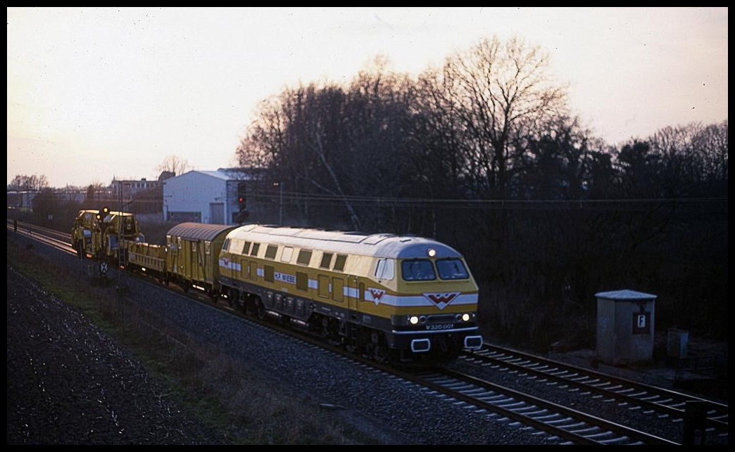 Die Sonne ging schon unter als am 28.3.2001 um 19.20 Uhr die Wiebe V 320001 mit einem Kranzug über die Rollbahn bei Hellern in Richtung Hasbergen fuhr. Einst war die Lok die stärkste Diesellok in Europa und verrichtete vor dem letzten Einsatz bei Wiebe auch Dienst bei der bekannten Teutoburger Wald Eisenbahn.