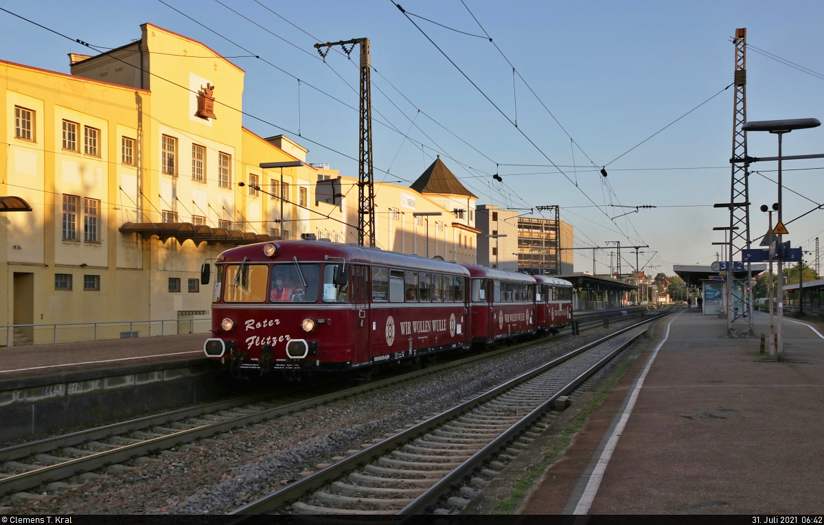 Die Sonne hat die Bahnsteiganlagen noch nicht erreicht, als die drei Wulle-Schienenbusse 998 554-9 (95 80 09-98 554-9-D-DNV), 998 417-9 (95 80 09-98 417-9-D-DNV) und 798 469-2 (95 80 07-98 469-2-D-DNV) den Bahnhof Ludwigsburg auf Gleis 4 hinter sich lassen. Mit Halten u.a. in Tübingen, Horb und Singen(Hohentwiel) wird der  Rote Flitzer  noch etwa 4,5 Stunden bis zu seinem Ziel Konstanz brauchen.

🧰 Förderverein Schienenbus e.V. | DNV-Touristik GmbH
🚝 DPE 76473 Bietigheim-Bissingen–Konstanz
🕓 31.7.2021 | 6:42 Uhr