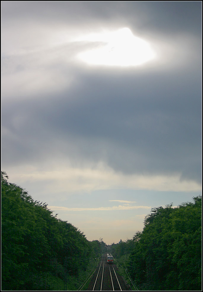 Die Sonne hat mir da ein Loch ins Bild gebrannt - 

Auf der Suche nach einem günstigen Standpunkt um Wolkenformationen zu fotografieren, entstand dieser ungeplante  Schnellschuß , als gerade eine S-Bahn durchkam. S-Bahnlinie S2 im Remstal. 

09.06.2007 (M)
