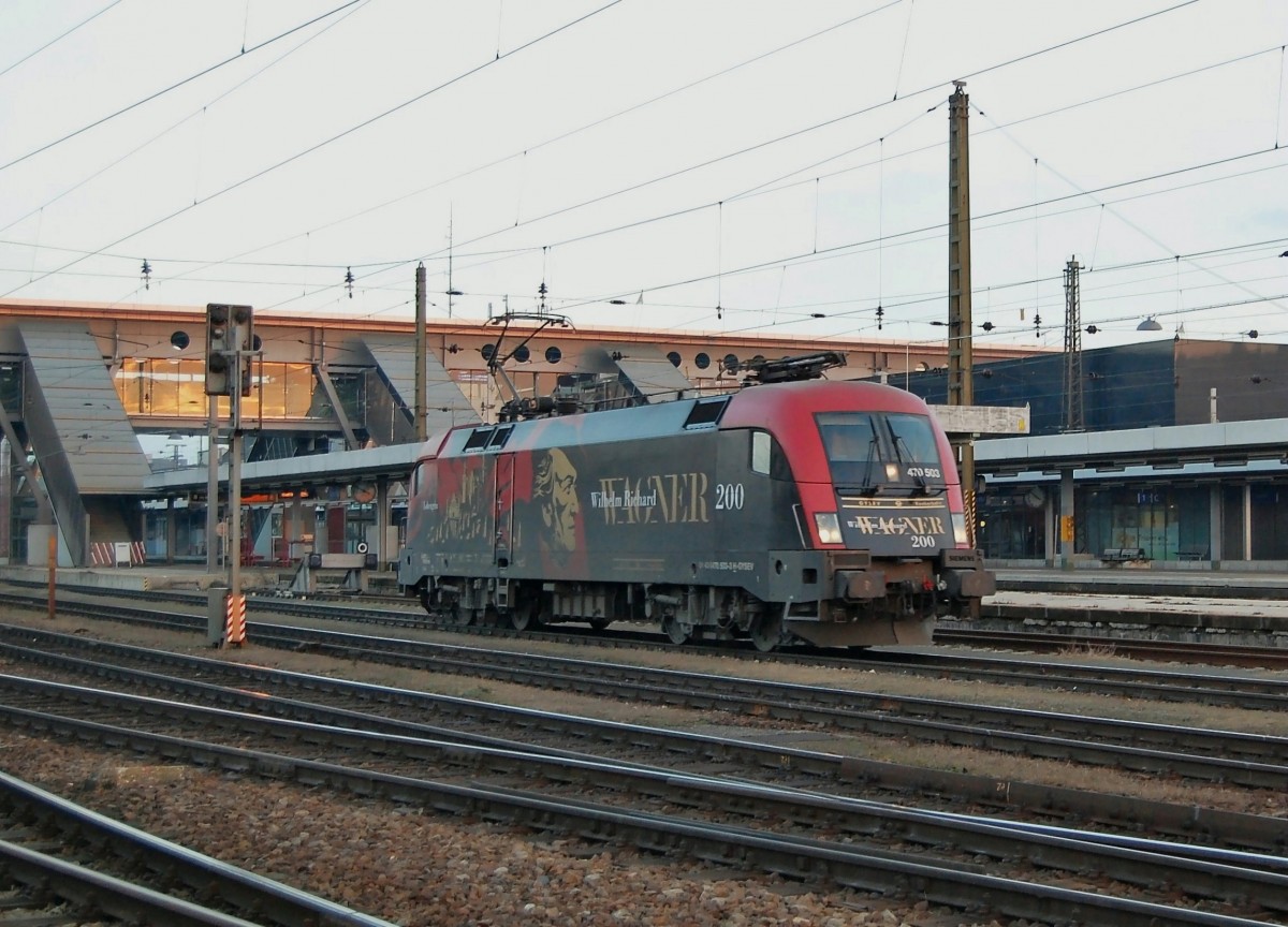 Die Sonne hatte sich am 14.12.2013 schon verabschiedet als die
470 503 in Wels durchgefahren ist.