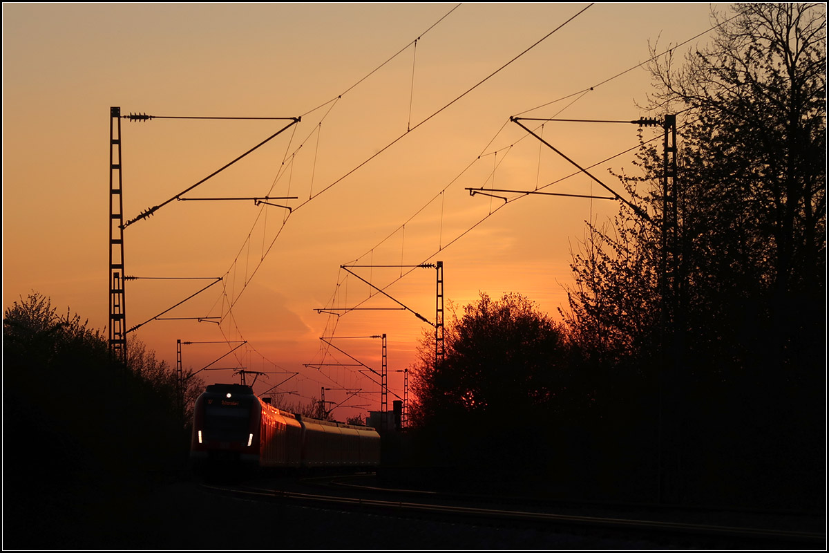 Die Sonne ist hinter den Bäumen verschwunden -

Ein reguläre S-Bahnzug auf der Linie S2 in Fahrtrichtung Schorndorf kurz vor Endersbach auf der Remsbahn.

10.04.2020 (M)