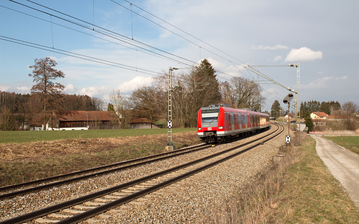 Die Sonne kam am 06.03.16 östlich von München hinter der großen Wolkenfront, die über Deutschland lag, endlich mal wieder zum Vorschein und leuchtete die KBS 940 zwischen Markt Schwaben und Poing sehr schön aus. 

423 682-4 als S2 nach Altomünster läßt den Bahnhof von Markt Schwaben hinter sich und überfährt gleich einen PZB-Magneten, der u.a. stets im Bereich von Vorsignalen zu finden ist.