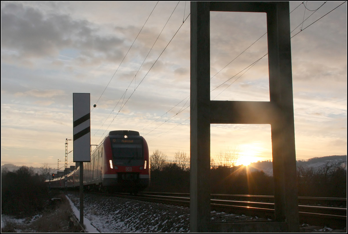 Die Sonne kommt über den Berg -

... und die S-Bahn hat auf ihrem Weg nach Filderstadt vor kurzem die Station Stetten-Beinstein verlassen.

10.01.207 (M)