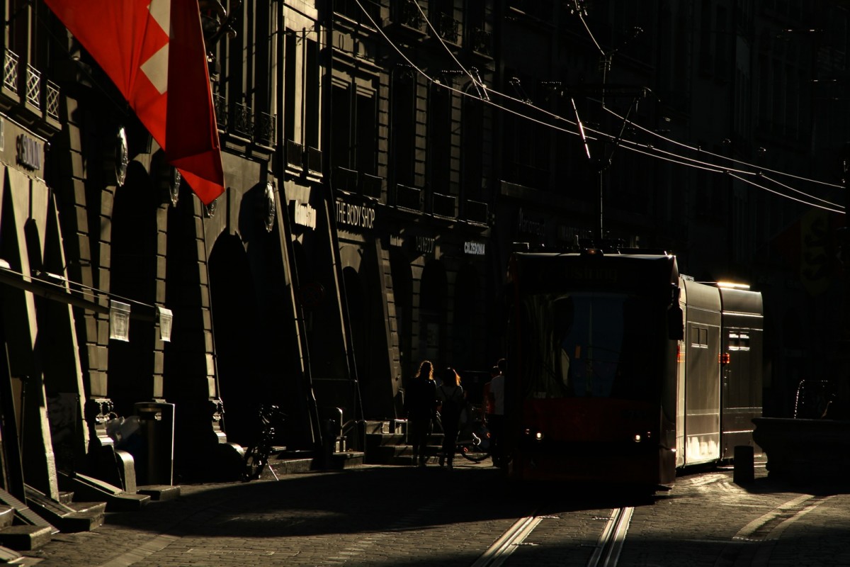 Die Sonne leuchtet mit ihren letzten Strahlen in die Berner Fussgängerzone. Die Geschäfte schliessen. Für die Strassenbahn ist noch lange nicht Schluss.