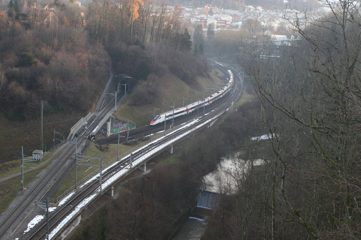 Die Sonne macht sich an diesem Tag schon rar im Steinachtobel, so dass wohl der Hang nach Guggeien links im Bild noch in der Sonne liegt, die Strecke im Galgentobel jedoch bereits im Schatten. Gerade hat der Eurocity von München in Form des Astoro RABe 503 015 das Steinachtobel und den letzten Abschnitt Galgentobel hinter sich gebracht und wird in fünf Minuten den nächsten Halt St. Gallen HB erreichen.
St. Gallen Heiligkreuz (Standort), 20.12.2020
