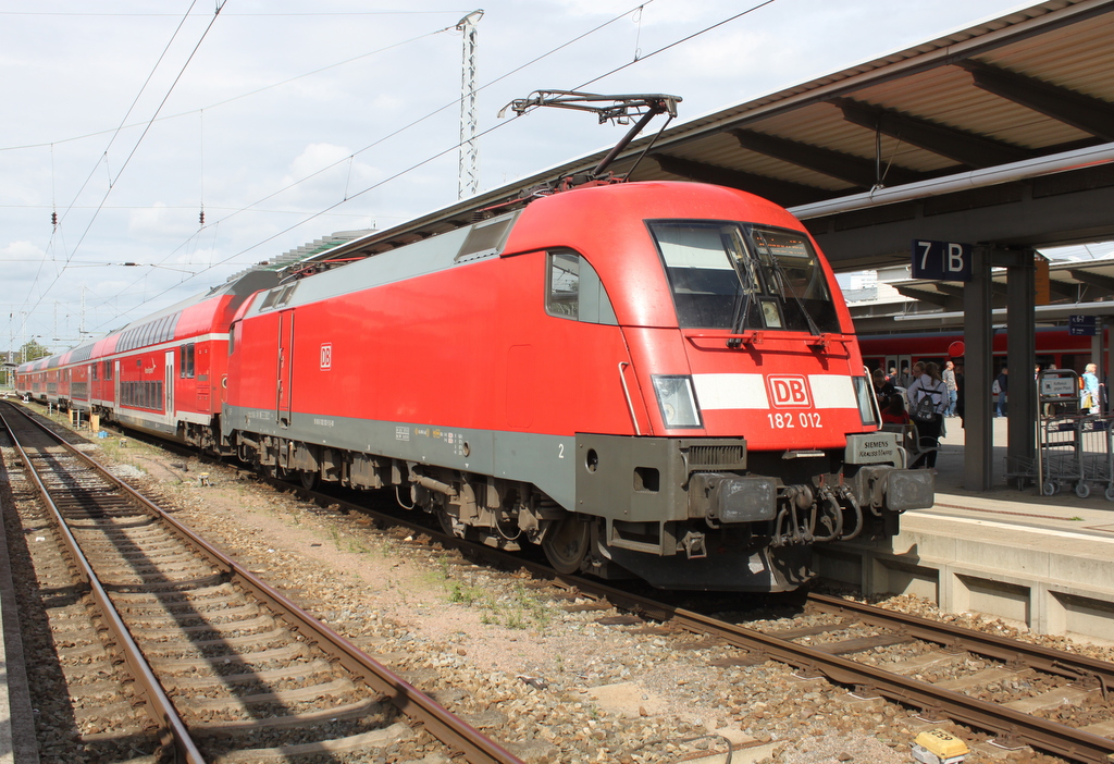 Die Sonne spielte am Mittag des 06.09.2019 mit als 182 012 mit RE4310 von Rostock Hbf nach Hamburg Hbf im Rostocker Hbf stand.
