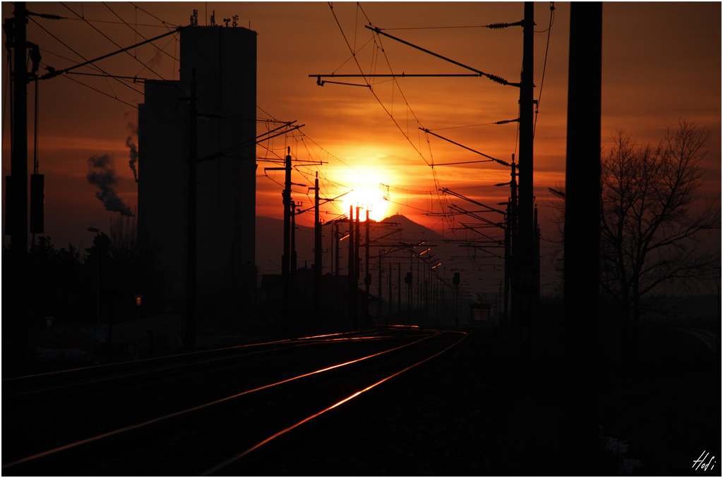 Die Sonne verschwindet hinter dem Semmering.
Bhf. Ober-Eggendorf Jänner 2011.