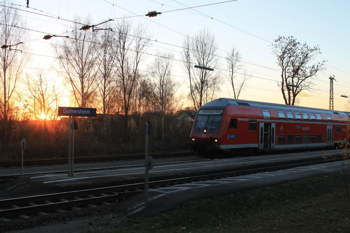 Die Sonne verschwindet schon hinter den B�umen an diesem kalten 25.11.2013 als der Steuerwagen der RB 59157 in Gaimersheim auf die Abfahrt wartet.