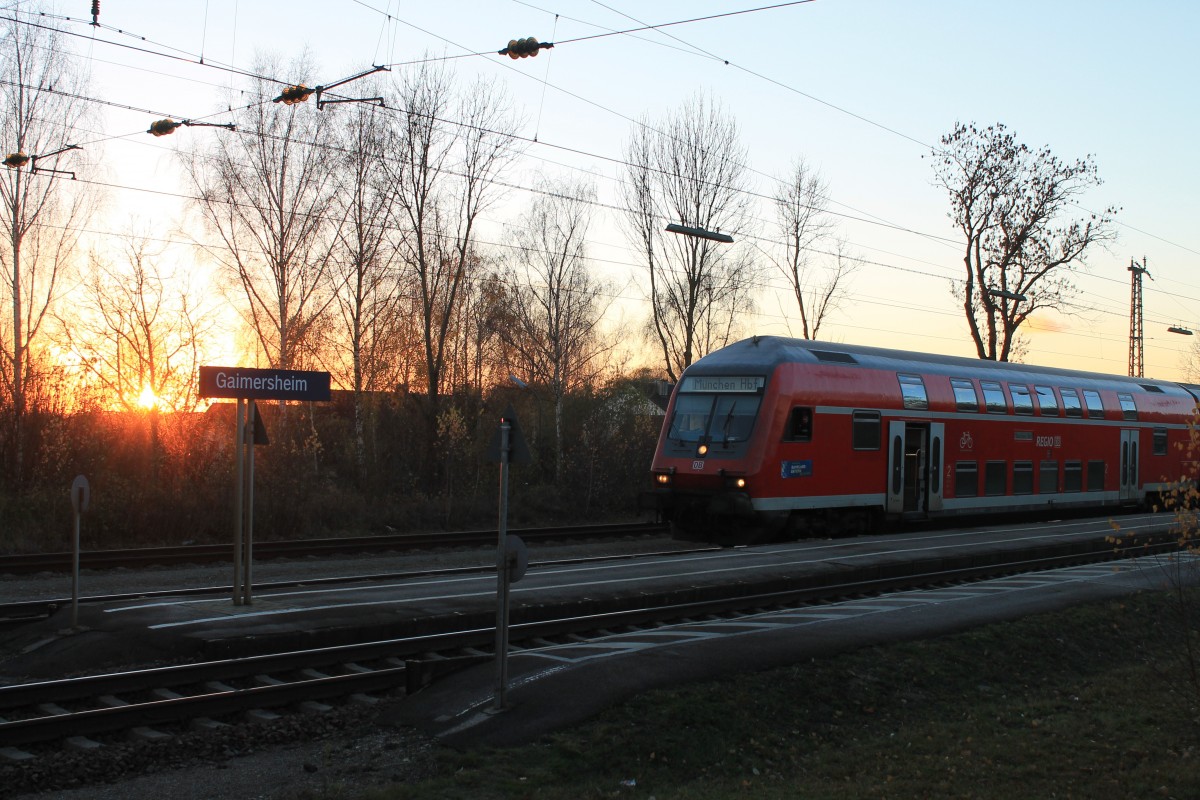 Die Sonne verschwindet schon hinter den Bumen an diesem kalten 25.11.2013 als der Steuerwagen der RB 59157 in Gaimersheim auf die Abfahrt wartet.