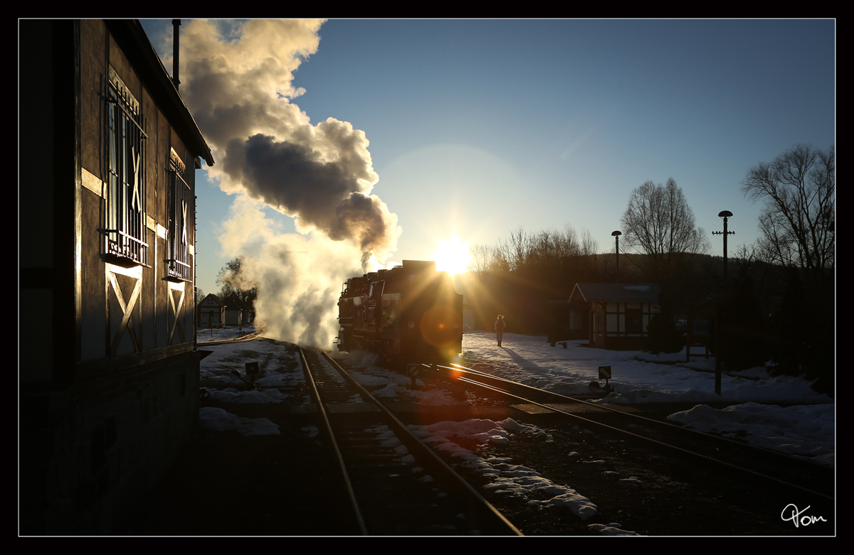 Die Sonne war gerade aufgegangen, als die HSB Dampflok 99 7232 durch den Bahnhof Gernrode, fuhr um ihren Zug anzuspannen. 
5.3.2013