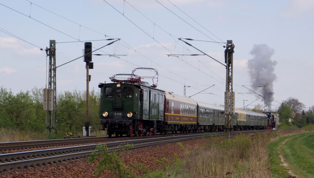 Die Sonne war kaum rum, da verschwand sie schon hinter den Wolken. Für die E 77 10, ihrem Sonderzug nach Riesa und 23 1097 war also nur ein Schattenfoto drin. 
Hier das Ergebnis von der exakt pünktlichen Fuhre von Dresden nach Riesa am 11.04.14.