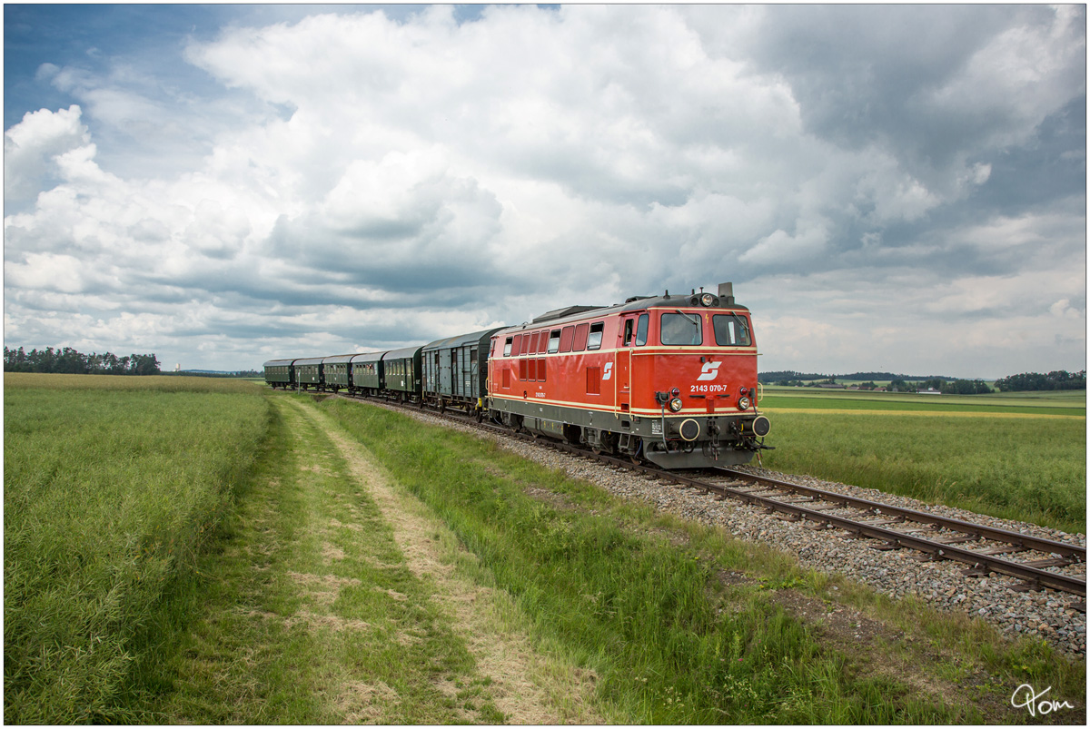 Die Sonne-Wolken Lotterie verloren wir an diesem Tag des öfteren, so wie auch auf diesem Bild zu sehen. 2143 070 fährt mit dem Reblaus Express 16971 von Drosendorf nach Retz. Zuvor hätte es eine Halbe Stunde Theaterbeleuchtung gegeben.
Johannesthal 3.6.2018