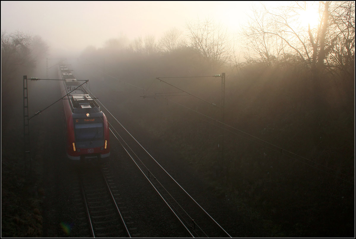 Die Sonnenstrahlen versuchen sich gegen den Nebel zu behaupten -

Ein S-Bahnzug auf der S2 in Richtung Filderstadt am Ortsrand von Kernen-Rommelshausen an einem nebeligen Dezember-Morgen.

15.12.2016 (M)