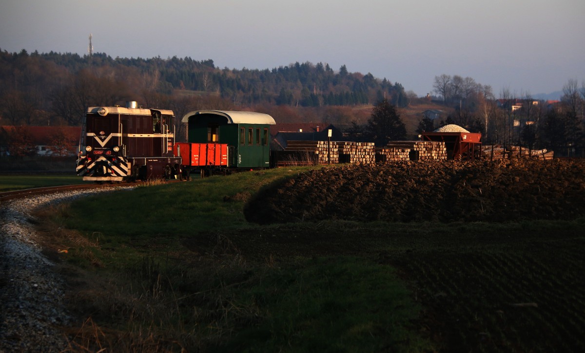 Die Sonnenstunden sind in der Weststeiermark zu dieser Jahreszeit stark begrenzt. 
Und so konnten wir L45H070 bis maximal 16:00 bei Sonnenschein ablichten. Hier zu sehen am 4.12.2015 kurz vor der Ölmühle Herbersdorf in Fahrtrichtung Stainz.