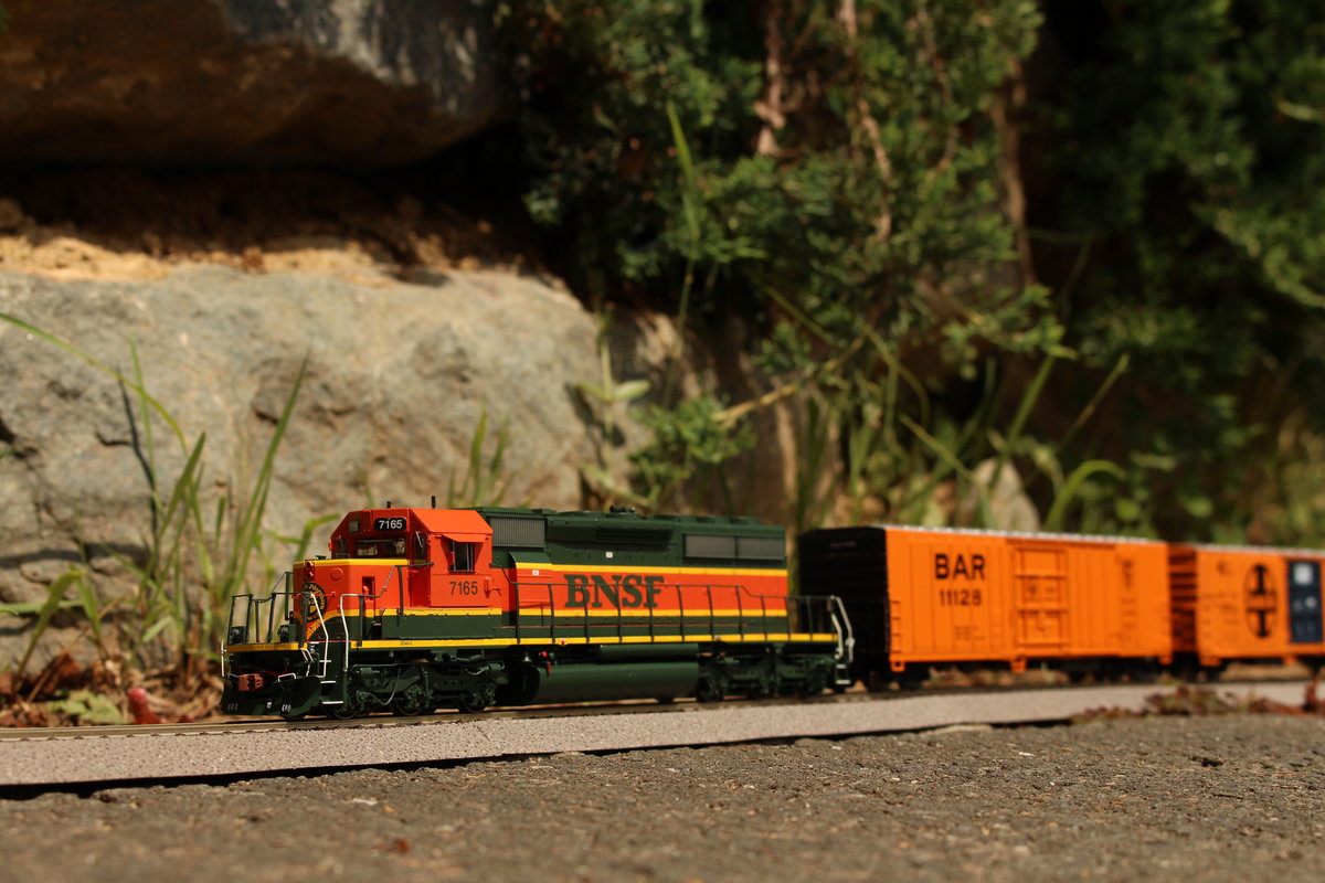 Die Sonntagsruhe am Lonsperchpass wird am 17.5.2020 kurz unterbrochen von einem bergwärts fahrenden mainfest train der von SD40-2 #7165 nachgeschoben wird.