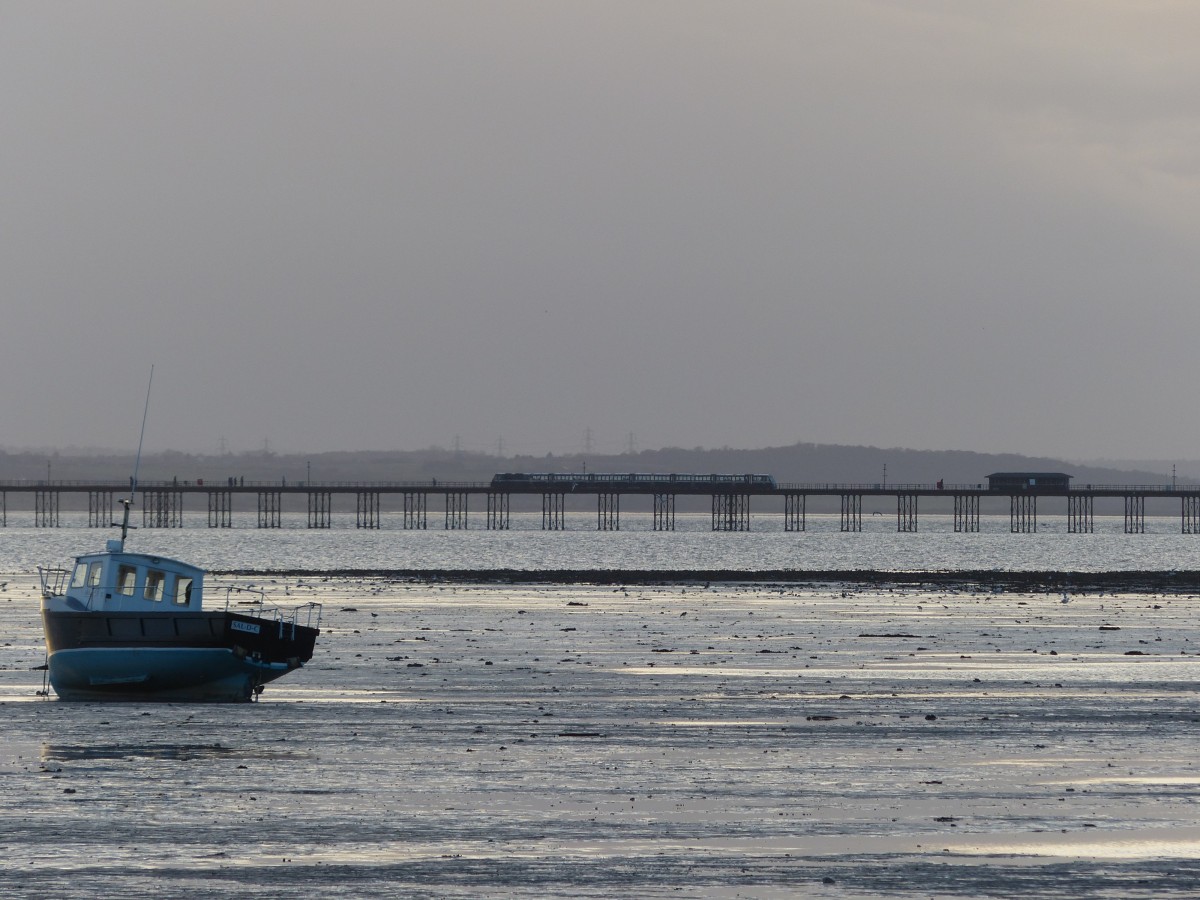 Die Southend Pier Railway fährt eine 2,16 Kilometer lange Strecke auf einer Seebrücke entlang. Bei hoher Nachfrage fahren 2 Züge im 15-Minuten-Takt, ansonsten ein Zug im 30-Minuten-Takt. 28.12.2013, Southend on Sea