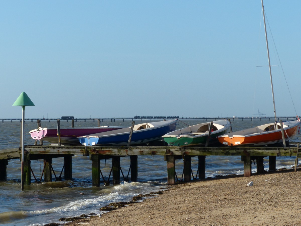 Die Southend Pier Railway  saust  über vier Boote hinweg. 2.1.2014
