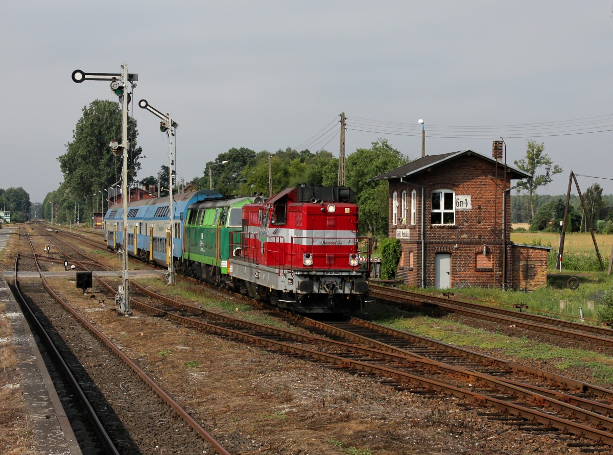 Die SP 32-206 mit der Liegengebliebenen SU 45-115 mit Zug am 02.08.2014 bei der Durchfahrt in Górki Noteckie.