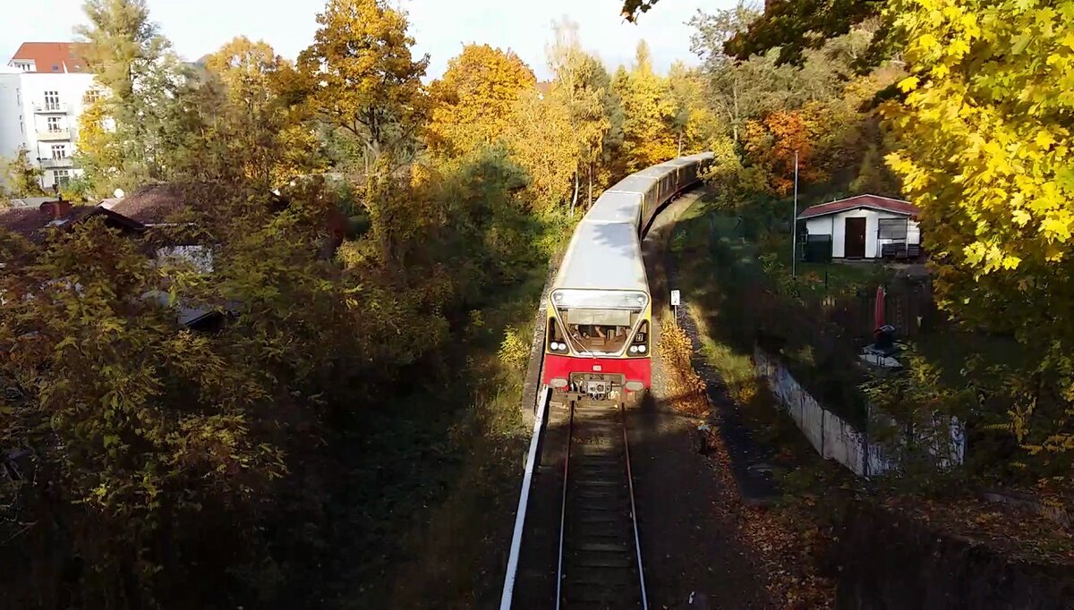 Die Sperrung der Ringbahn zwischen Halensee und Beusselstraße und die Umleitung der S46 nach Charlottenburg am 30./31. Okt. 2021 sorgte kurzfristig für Leben auf der Verbindungskurve zur Stadtbahn. Hier eine S46 in Richtung Halensee, aufgenommen am 31. Okt. von der Brücke der ehemaligen Nordringkurve. 