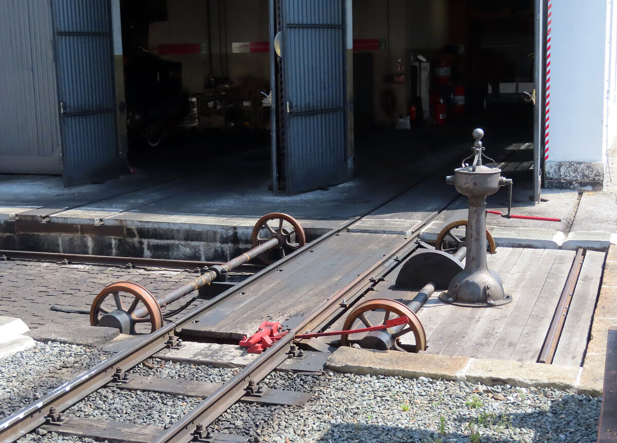 Die spezielle Schiebebühne für die Dampfloks beim Depot in Jenbach. Das Foto wurde aus dem fahrenden Zug gemacht. Jenbach, 20.6.2023
