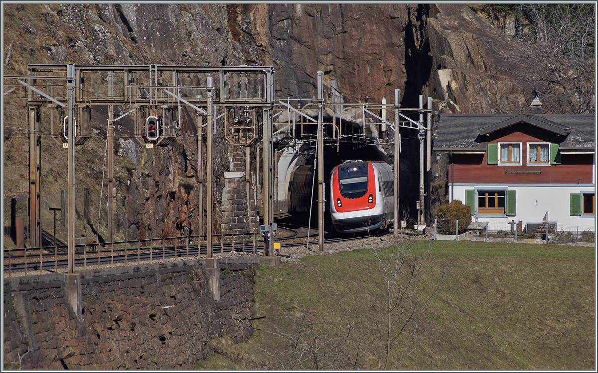 Die Spitze des ICN 667 von Basel nach Lugano hat den Kilometer 65.6 erreicht, während einige Wagen noch im Meienkreutztunnel sind, Speise- und Erstklassewagen die Obere Meienreussbrücke überqueren und der Zugschluss noch den Leggistein Kehrtunnel befährt. Durch das etwas stärkere Aufhellen der Schattenbereiche kann das hier beschriebene zumindest andeutungsweise betrachtet werden. 14. März 2014