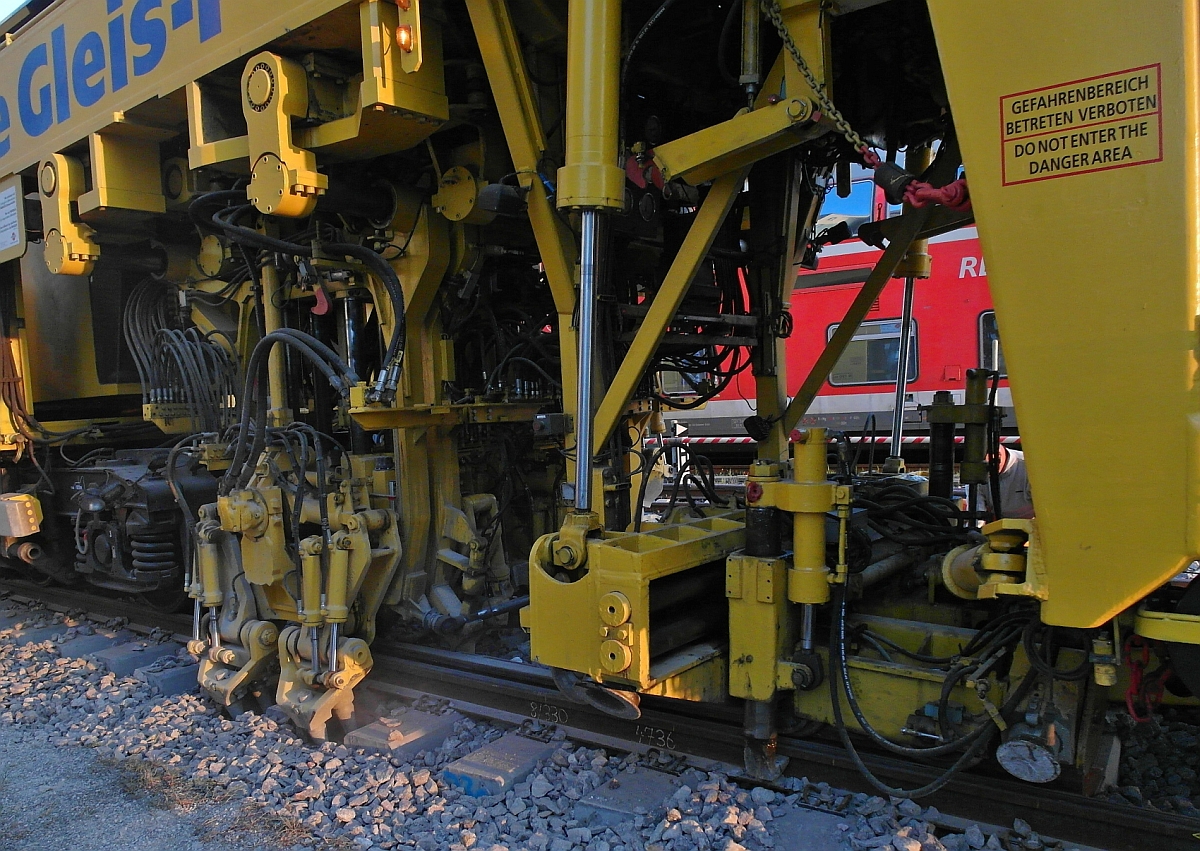 Die von Spitzke eingesetzte Universalstopfmaschine Unimat 09-16/4 S am 23.04.2015 in Friedrichshafen Stadtbahnhof in Aktion. Aufnahme entstand vom zwischen den Gleisen und der Wohnbebauung entlangführenden öffentlichen Fußweg.