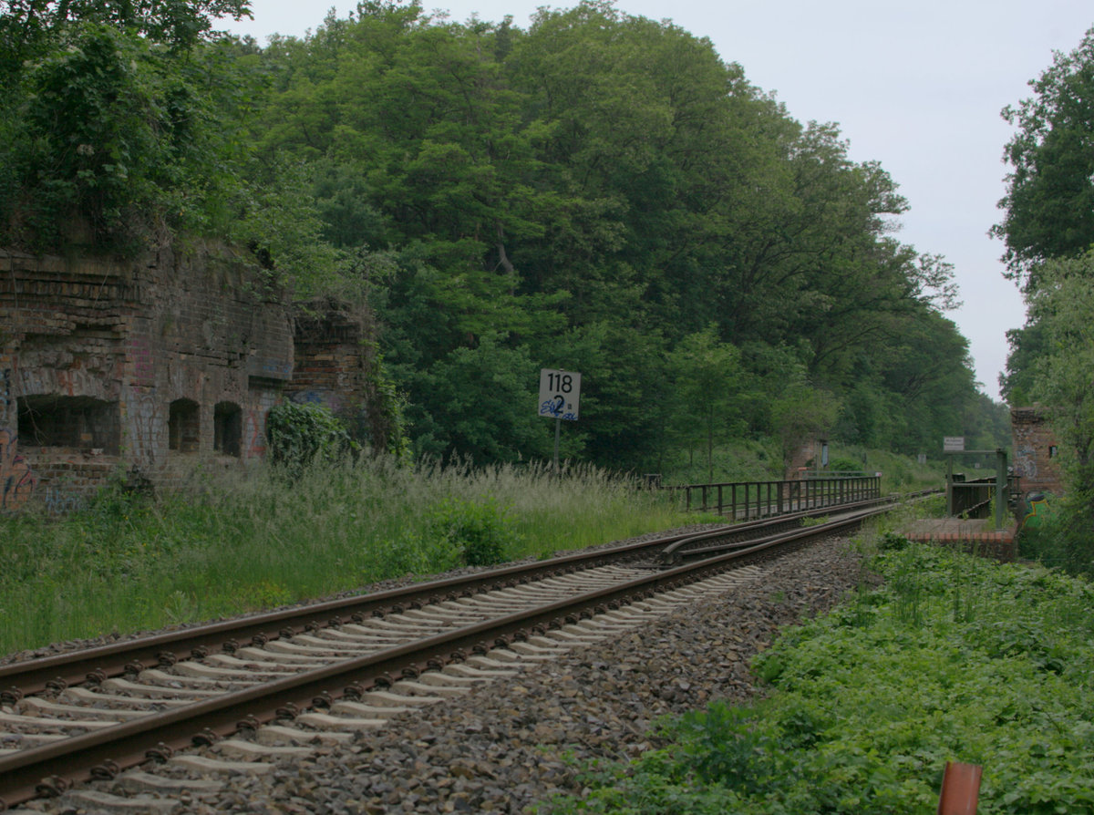 Die Spreebrück kurz vor Cottbus, links im Bild ist noch der alte Brückenbunker zu sehen. Strecke Cottbus - Spremberg - Görlitz. 07.06.2020, 12:16 Uhr.