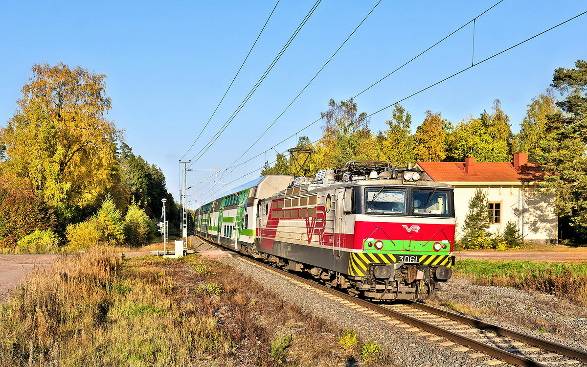Die Sr1 3061 braust mit dem Intercity 924 aus Tampere nach Turku in Mellilä vorüber.Bild 28.9.2017